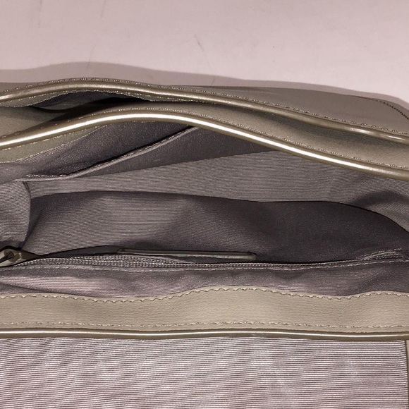 Women’s Marc Jacobs Taupe Pebbled Leather Crossbody Bag with Modern Flap Design - Picture 7 of 7